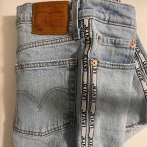 Levi's high rise jean short with side stitching